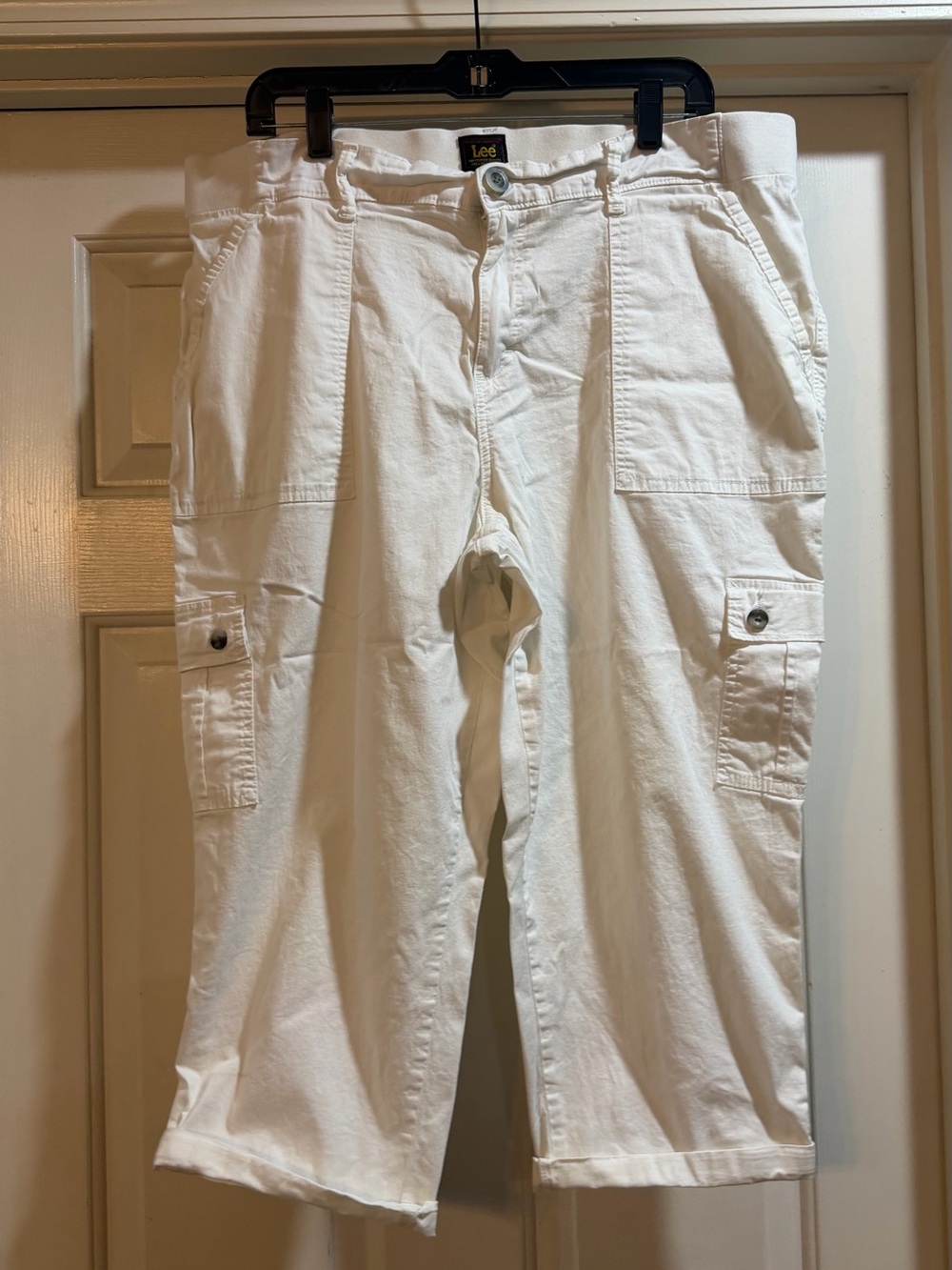 Lee White Cargo Capris Hip 2 Hip 19” Size 18 Medium